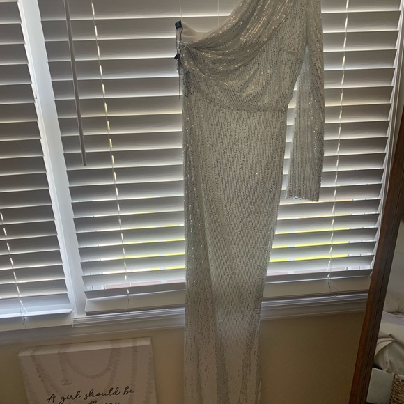 WHITE SEQUENCE GOWN 🤍 - Picture 3 of 7